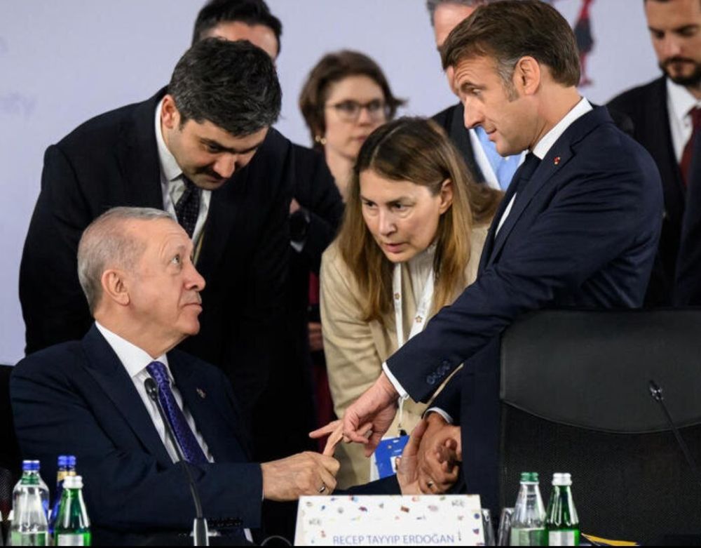 Алексей Пушков: Макрон мнит себя великим политиком