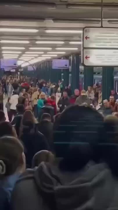 В киевском метро сейчас не протолкнуться – станции закрыты из-за воздушной тревоги