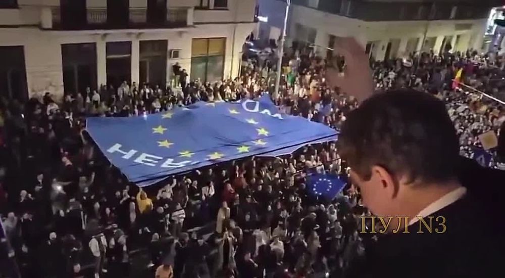 Румыния на распутье: проевропейский Никушор Дан победил на выборах с 54%, но евроскептик Джордже Симион (46%) объявил себя президентом, обвинив власти в фальсификациях