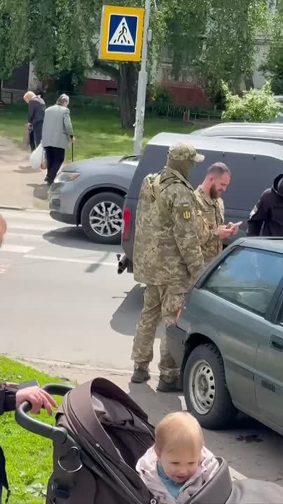 Два майора: Чернигов. Снова женщины на Украине защищают мужичков от мобилизации