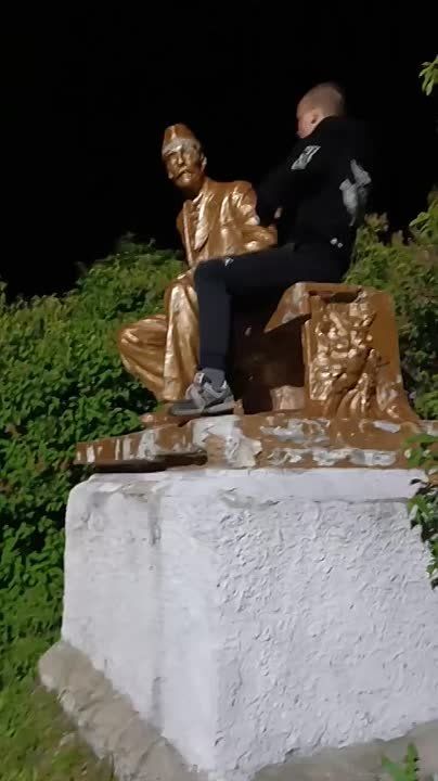 На Украине вандалы разрушили памятник Ивану Мичурину