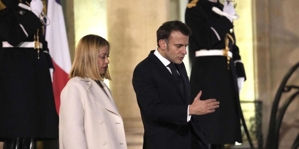 Европа трещит по швам. Невиданная драма разыгралась на европейской арене! Италия и Франция, два столпа Евросоюза, на грани политического скандала, а причина — всё та же Украина