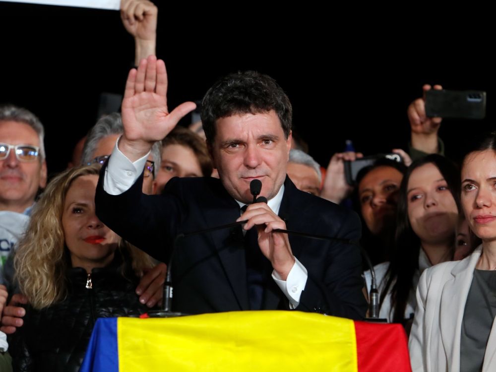 Толпы митингующих и украинские флаги: на выборах в Румынии победил прозападный кандидат. Фоторепортаж