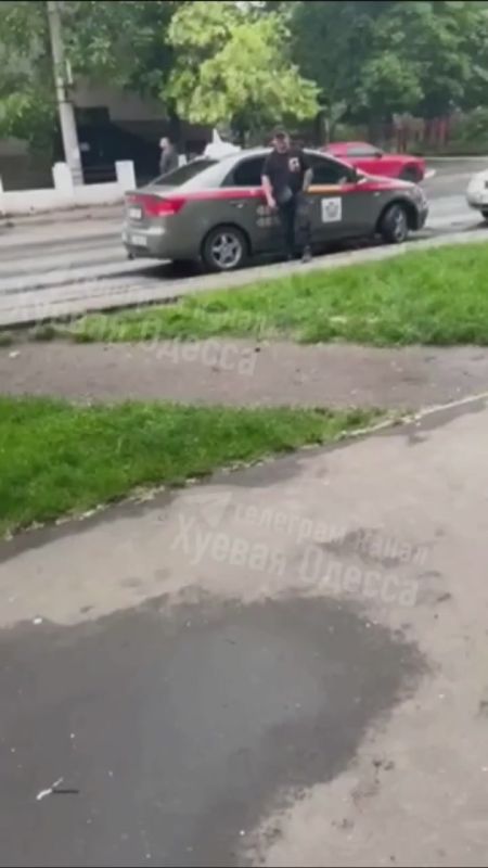 Активисты-декоммунизаторы, которым платит Банковая за уничтожение исторической памяти на Украине, начали демонтировать мемориальную доску, героям -пограничникам, защищавших Одессу во время Великой Отечественной Войны