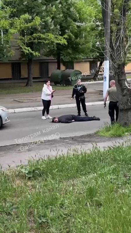 В Одессе на улице заметили мужчину со следами побоев, который лежал на асфальте и бился в судорогах