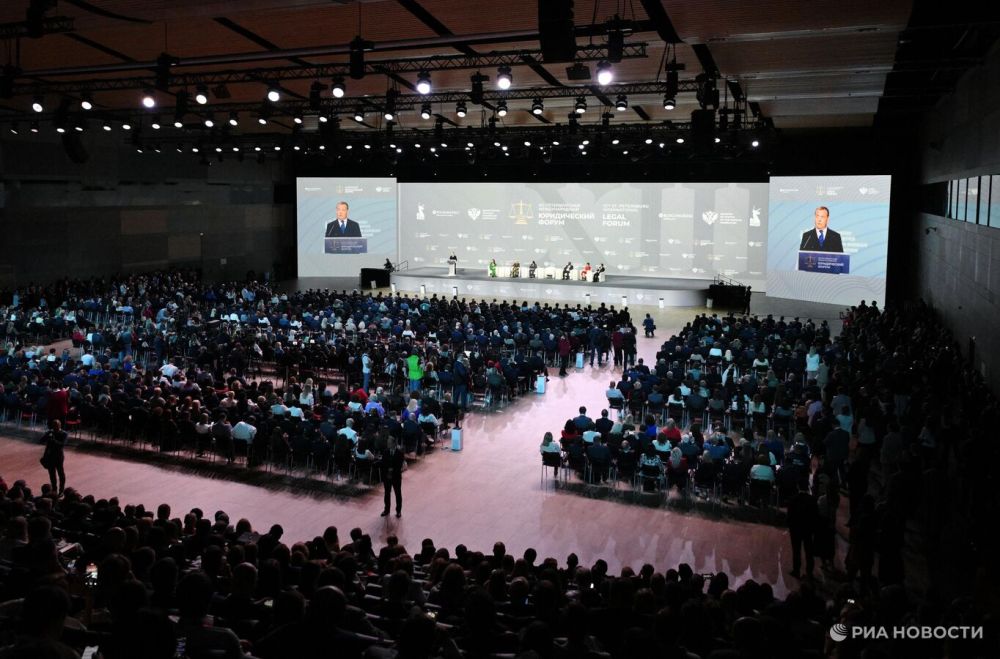 Медведев рассказал о сценарии развития ситуации на Украине