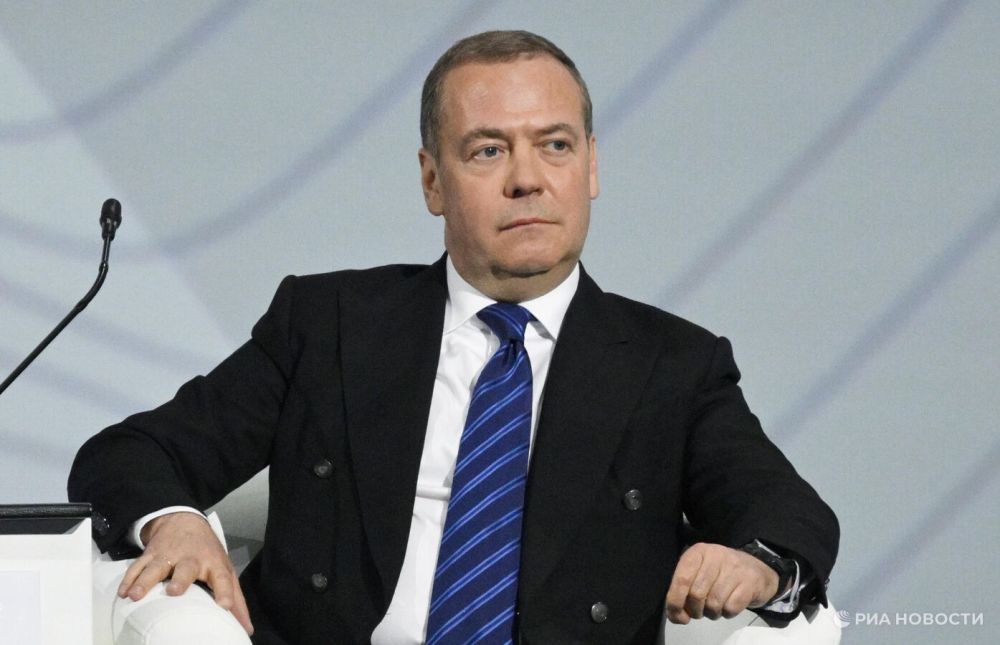 Медведев пошутил о "салфетке Макрона", говоря об Украине