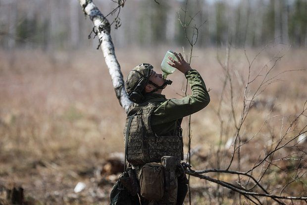 RT: Прятавшийся 29 дней от наемников ВСУ боец армии РФ был вынужден пить мочу