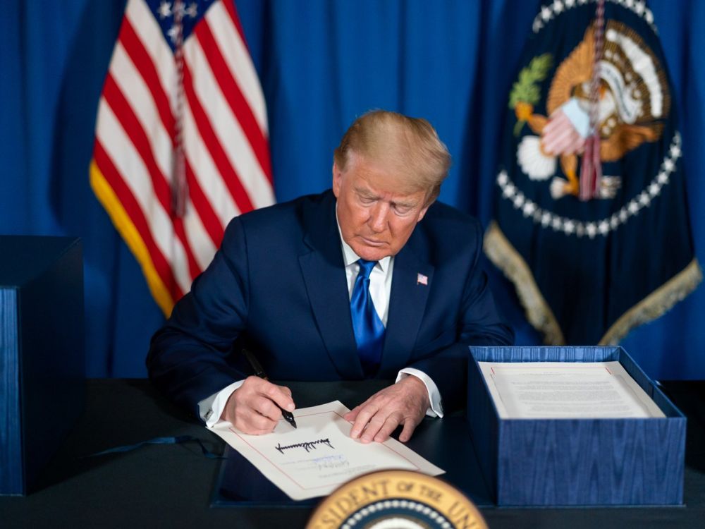 Трамп заявил, что не ужесточает санкции против РФ из-за шанса для мира