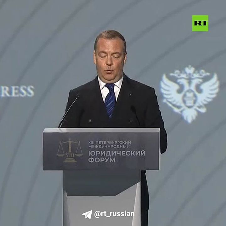 МВФ и Всемирный банк фактически втянули в финансирование украинского конфликта, отметил Дмитрий Медведев