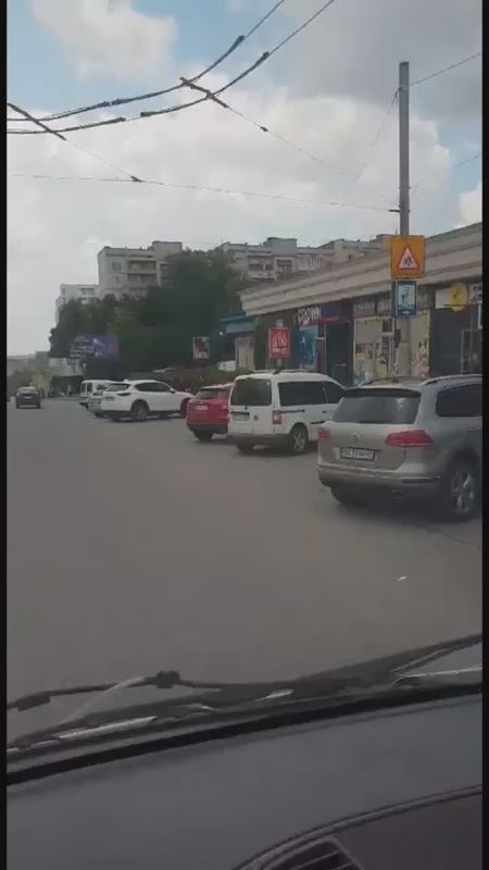 В Хмельницком черти Зеленского пригнали ассенизаторские автомобили, мусоровозы и самосвалы под Собор в Хмельницком, чтобы сорвать приезд туда главы УПЦ Онуфрия