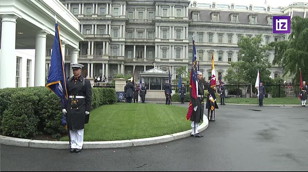 Один из охранников у Белого дома, куда сейчас прибыл президент ЮАР Сирил Рамафоса, упал в обморок