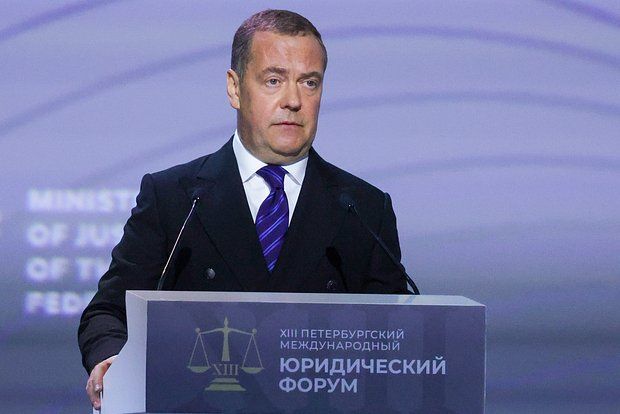 Медведев: Украине нужен мир, а не соглашение на салфетке Макрона