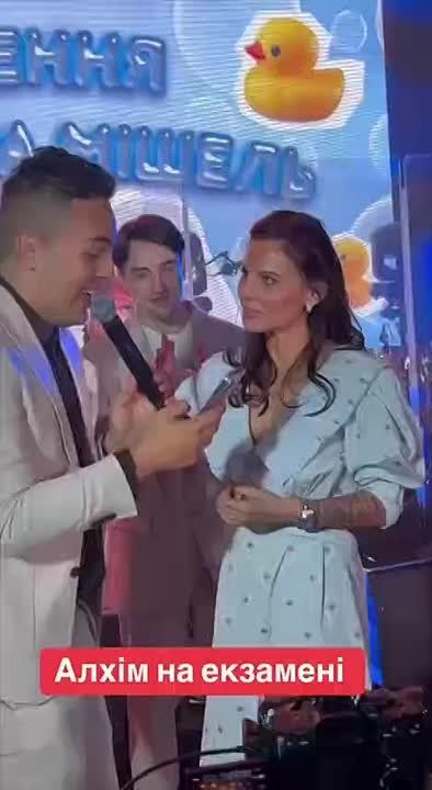 Нежелание петь на украинском языке теперь трактуется и как "госизмена" — полиция на Украине открыла ещё одно дело против блогера Анны Алхим, в дополнение к ранее возбужденному делу о "разжигании межнациональной розни"