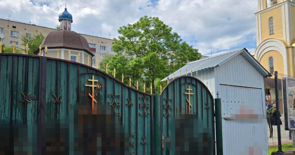 Радикалы осквернили храм УПЦ в Хмельницком, облив его ворота кровью