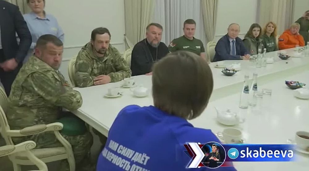 ‘Пожалуйста, посмотрите, изучите’ - Путину подарили каталог всех разрушенных и оскверненных советских/российских памятников на территории Украины и Европы