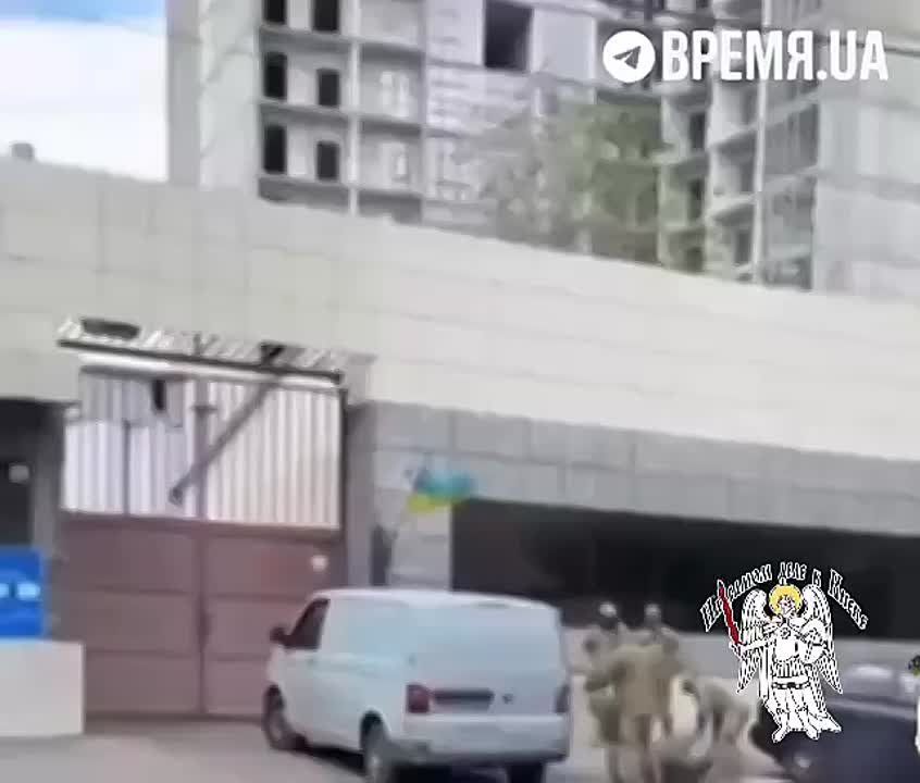 В этом видео слышен крик, который можно сравнить с воплем самой Украины, если бы она могла говорить