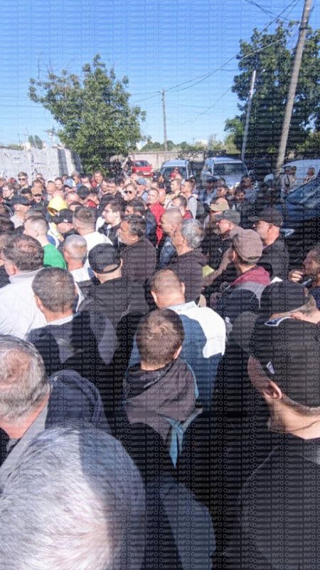 На Украине выстраиваются огромные очереди в военкоматы