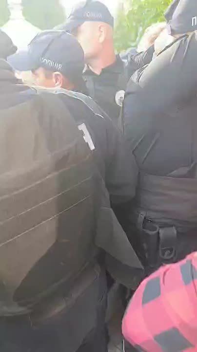 "Мы против ПЦУ, мы против ПЦУ!" – скандируют жители села Усть-Путила Черновицкой области, но украинская полиция не впускает людей в их храм, захваченный раскольниками