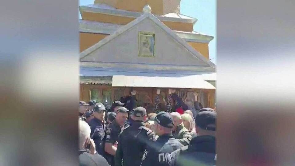На западе Украины раскольники сорвали богослужение, которое должен был возглавить предстоятель УПЦ