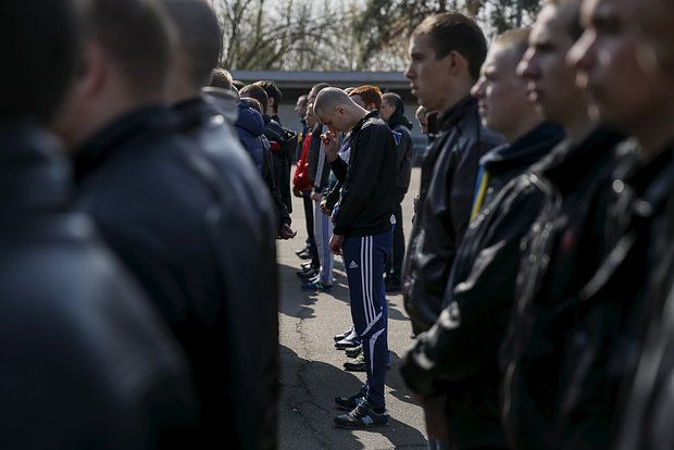 В Одессе около военкомата образовалась большая очередь из мужчин