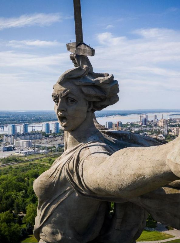 Новости к этому часу:. В голове монумента «Родина-мать» в Волгограде умер мужчина