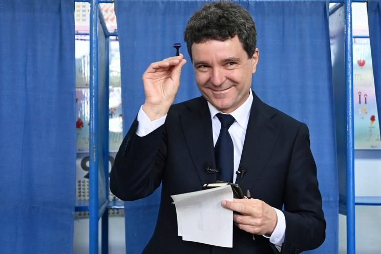 Новый президент — старый курс: избранный глава Румынии пообещал больше помощи Украине, несмотря на рекордный дефицит в стране — СМИ