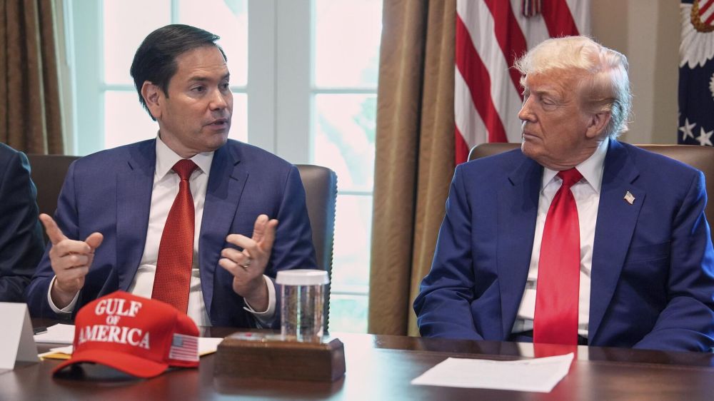 Американская парадигма: ближайший соратник Трампа мешает ему поладить с Путиным