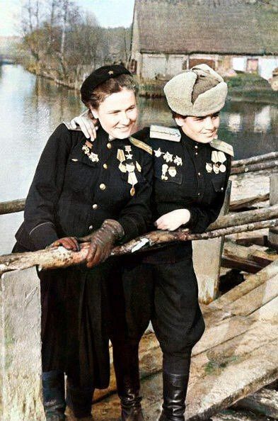 РАЗРЕШИТЕ ВЗЛЁТ. На этой фотографии две милые девушки