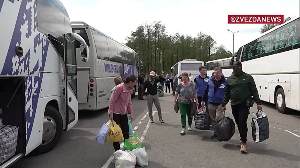 "Это подарок счастья": люди со слезами на глазах возвращаются на Родину после обмена с Киевом