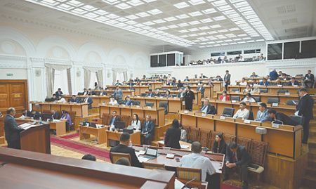 Депутаты киргизского парламента разошлись во мнениях по поводу ужесточения правил применения госязыка