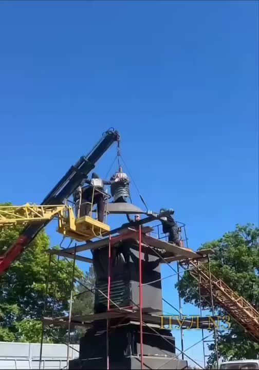 В Полтаве демонтировали второй связанный с Петром I памятник: