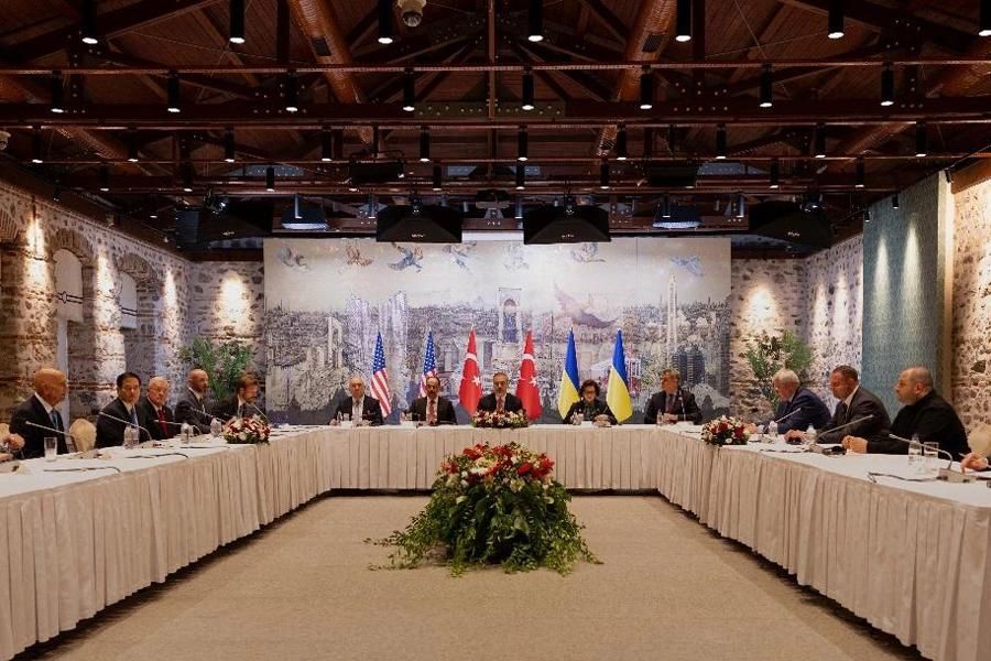 Россия считает Турцию лучшим местом для продолжения переговоров с Украиной, пишет Bloomberg со ссылкой на три источника, «близких к Кремлю»