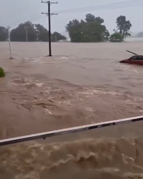 Главное на утро 23 мая:. Не менее четырех человек погибли, несколько пропали без вести при наводнении на востоке Австралии