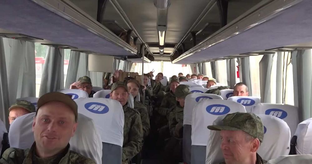 Кадры с российскими военными, вернувшимися из украинского плена