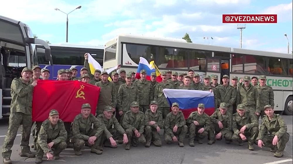 Первые кадры с возвращенными на Родину российскими военнослужащими и гражданскими после обмена с Киевом, о котором договорились в Стамбуле