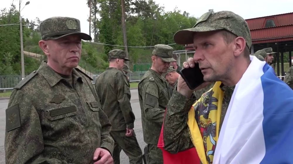Вернувшиеся в рамках второго этапа обмена бойцы ВС РФ позвонили родным