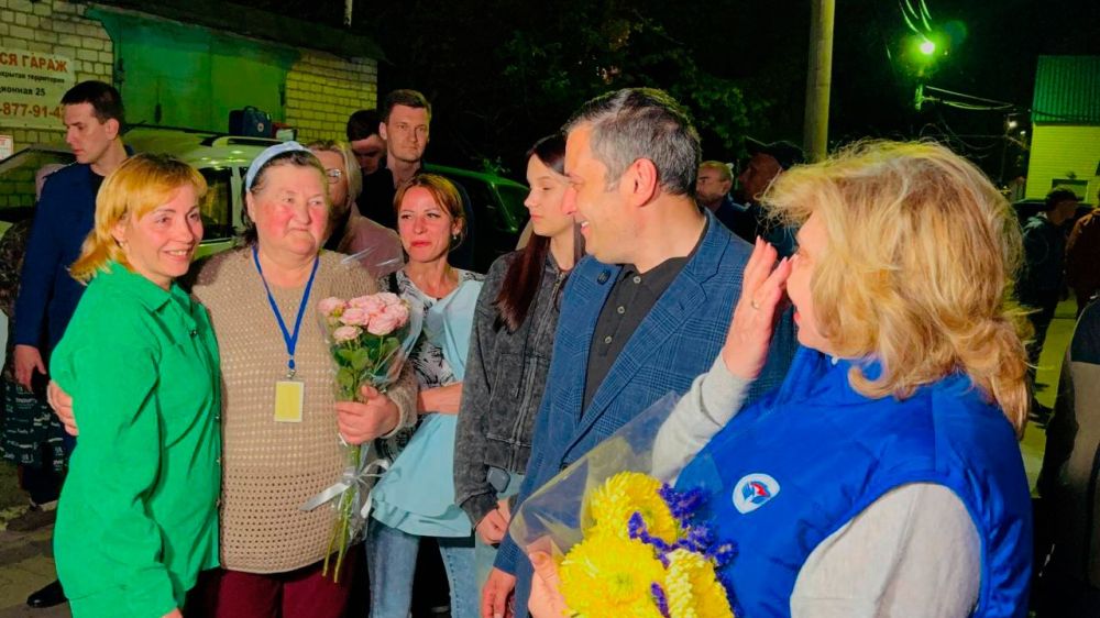 Хинштейн встретил 18 вернувшихся из украинского плена курян