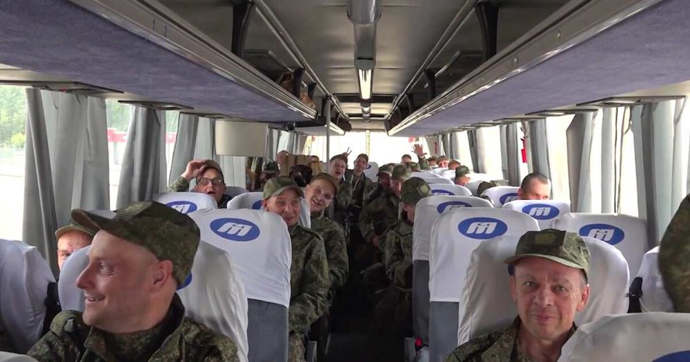 Освобожденные из плена военные РФ рассказали об эмоциях от возвращения на родину