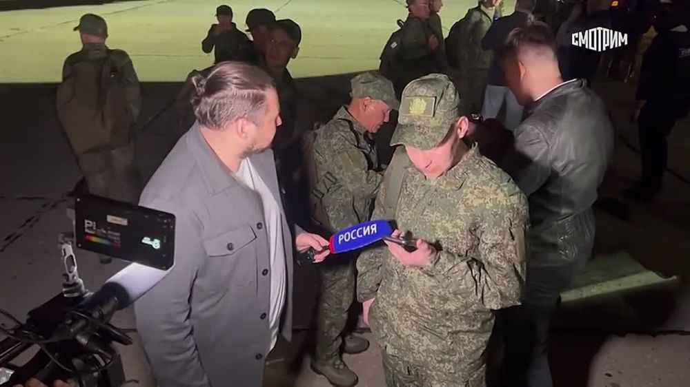 11111 Звонки родным и воспоминания о том, что пришлось пройти в плену: новые кадры встречи российских военных, возвращенных по обмену с Украиной