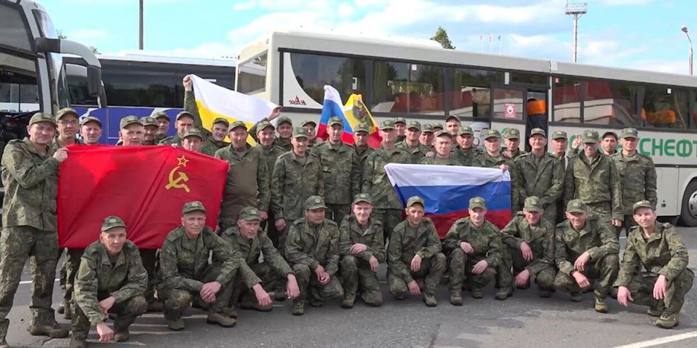 Российские бойцы и мирные жители возвращаются домой из украинского плена