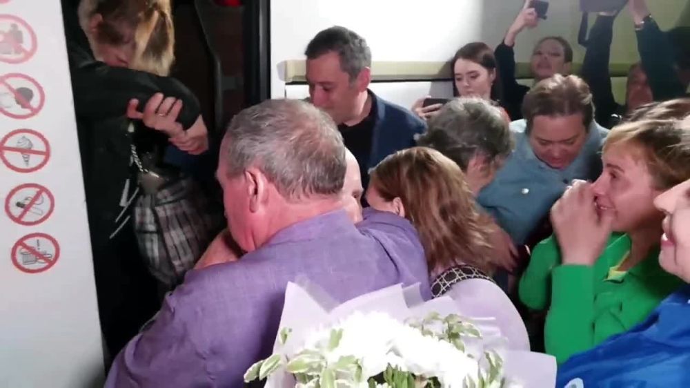 Трогательные кадры из Курска: в городе встретили мирных жителей, которых удалось вернуть с территории Украины в рамках вчерашнего обмена