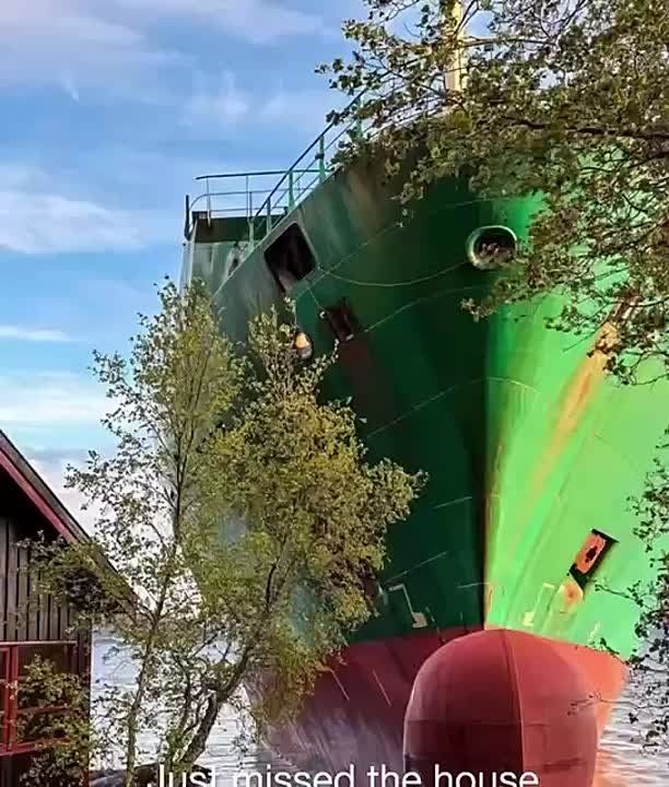 22 мая контейнеровоз NLC Salten под кипрским флагом с совместным экипажем из граждан Норвегии, России, Украины и Литвы выскочил на берег в Норвегии, чуть не разрушив прибрежный дом