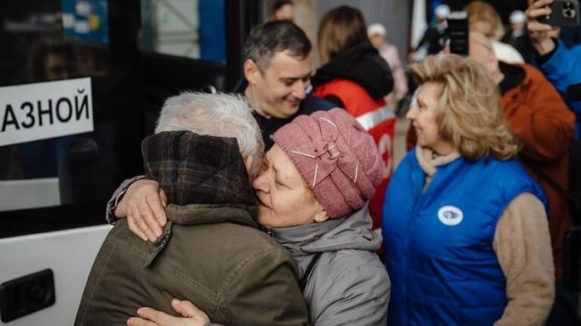 Возвращение домой: Хинштейн встретил в Курске автобус с освобождёнными из плена курянами