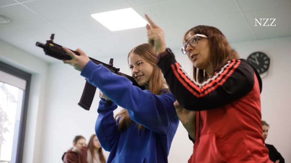 Польские дети учатся стрелять: как мирную Польшу тянут за уши на войну с Россией