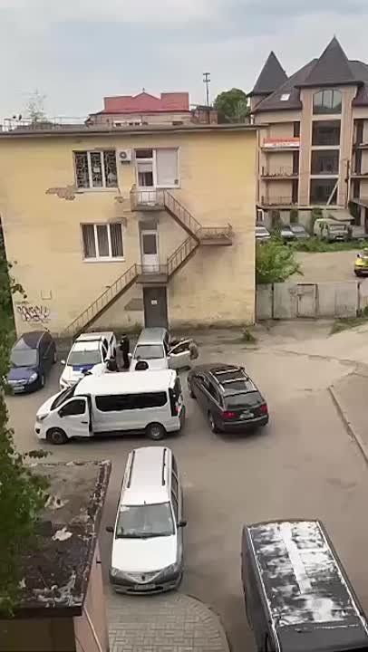 ТЦКшники выдернули мужчину прямо из машины — и в «бусик»!