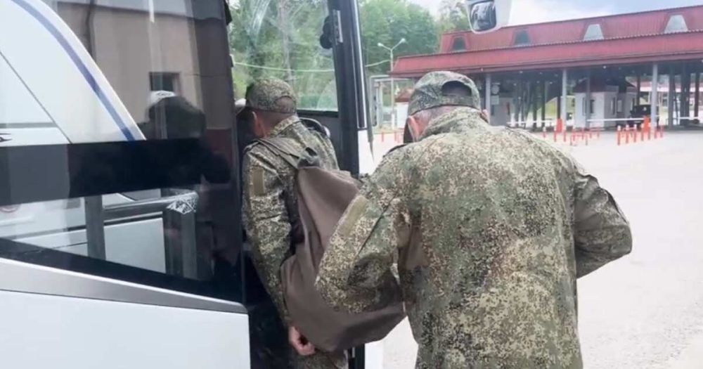 Кадры возвращения из украинского плена 307 военных в рамках обмена