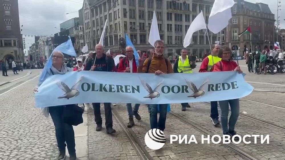 Десятки человек вышли на демонстрацию в Амстердаме за мир между Россией и Украиной, а также с призывом к западным лидерам способствовать дипломатическому урегулированию конфликта, передает корреспондент РИА Новости