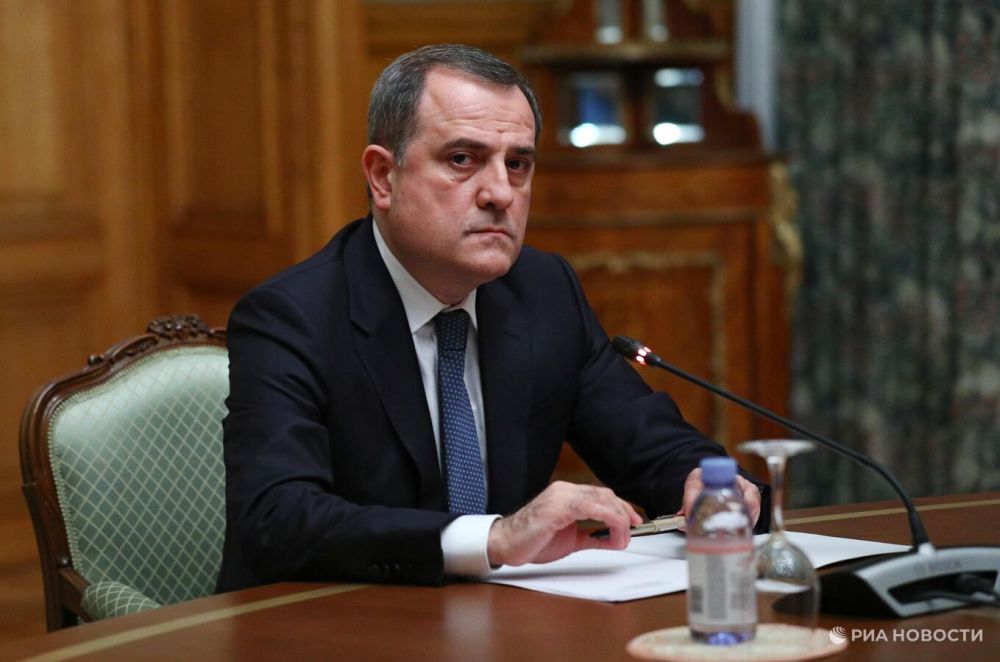 Баку выступил за урегулирование конфликта на Украине политическим путем