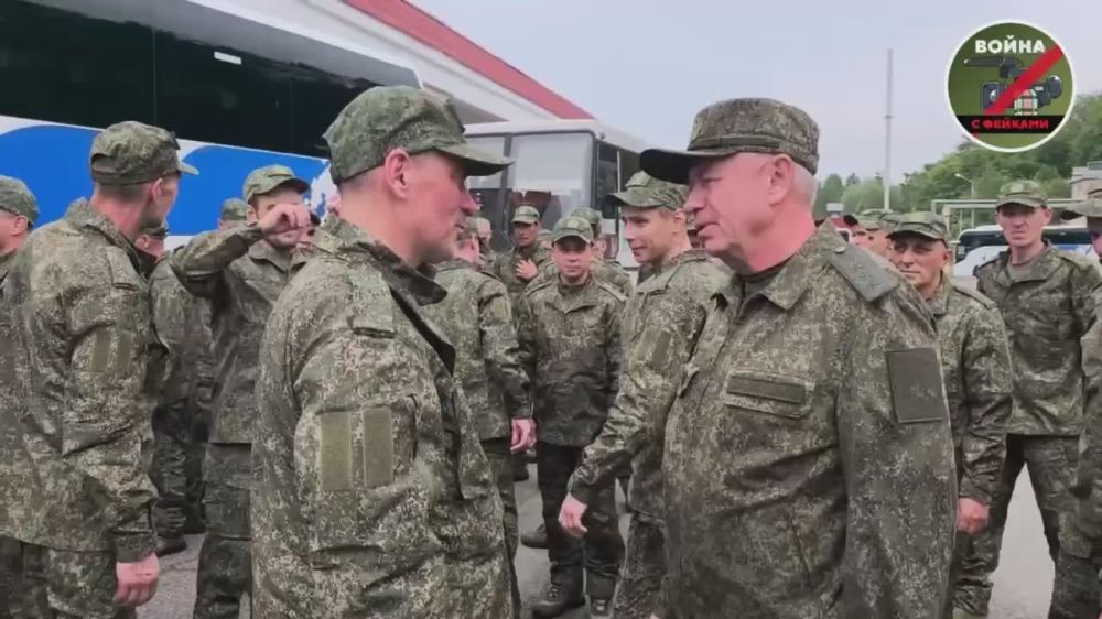 Сегодня Россия вернула еще 303 своих военнослужащих с подконтрольной киевскому режиму территории, сообщает Минобороны РФ. Взамен Украине переданы 303 военнопленных ВСУ